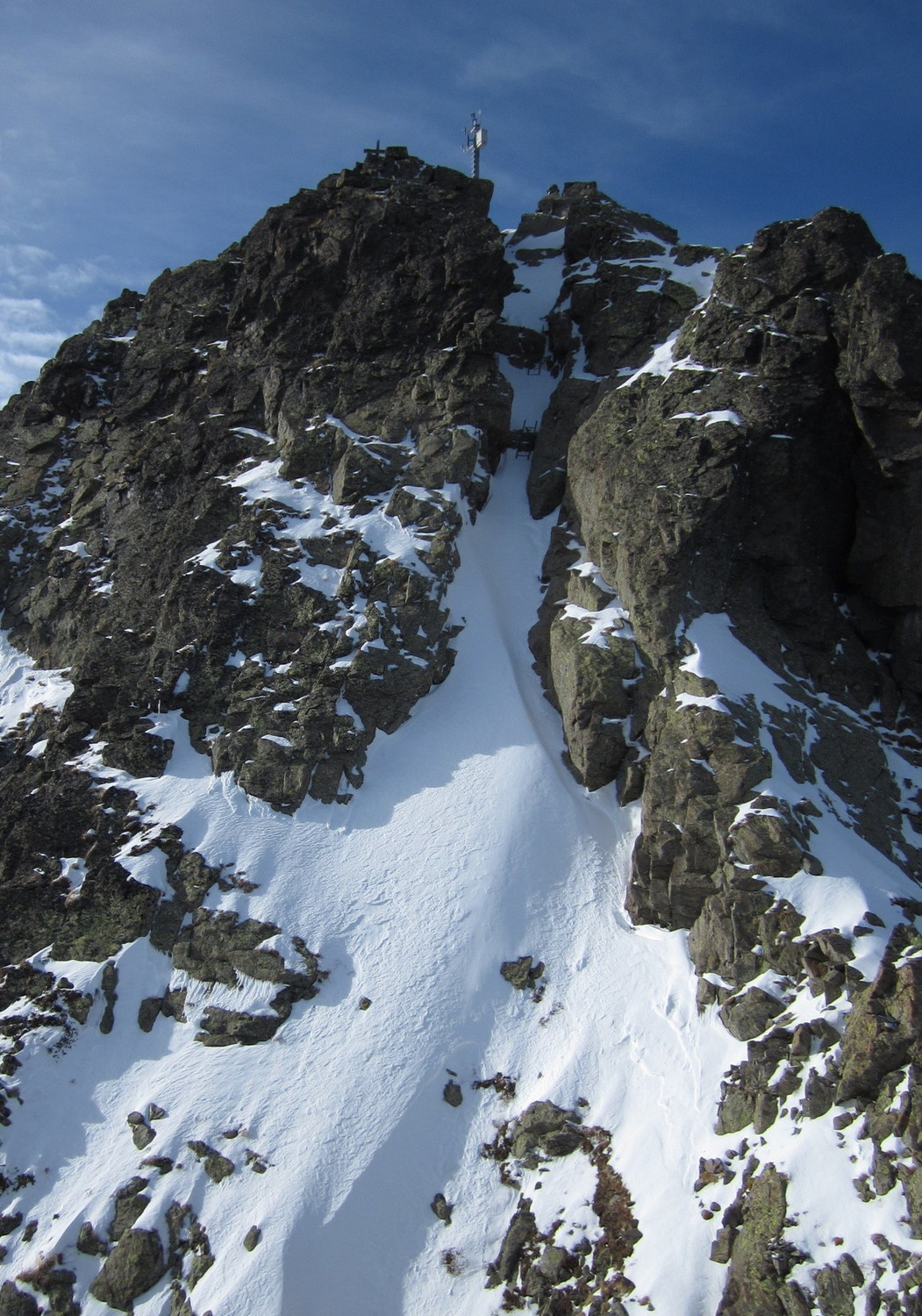 dernier couloir... Gloups, les échelles dépassent à peine de la neige !