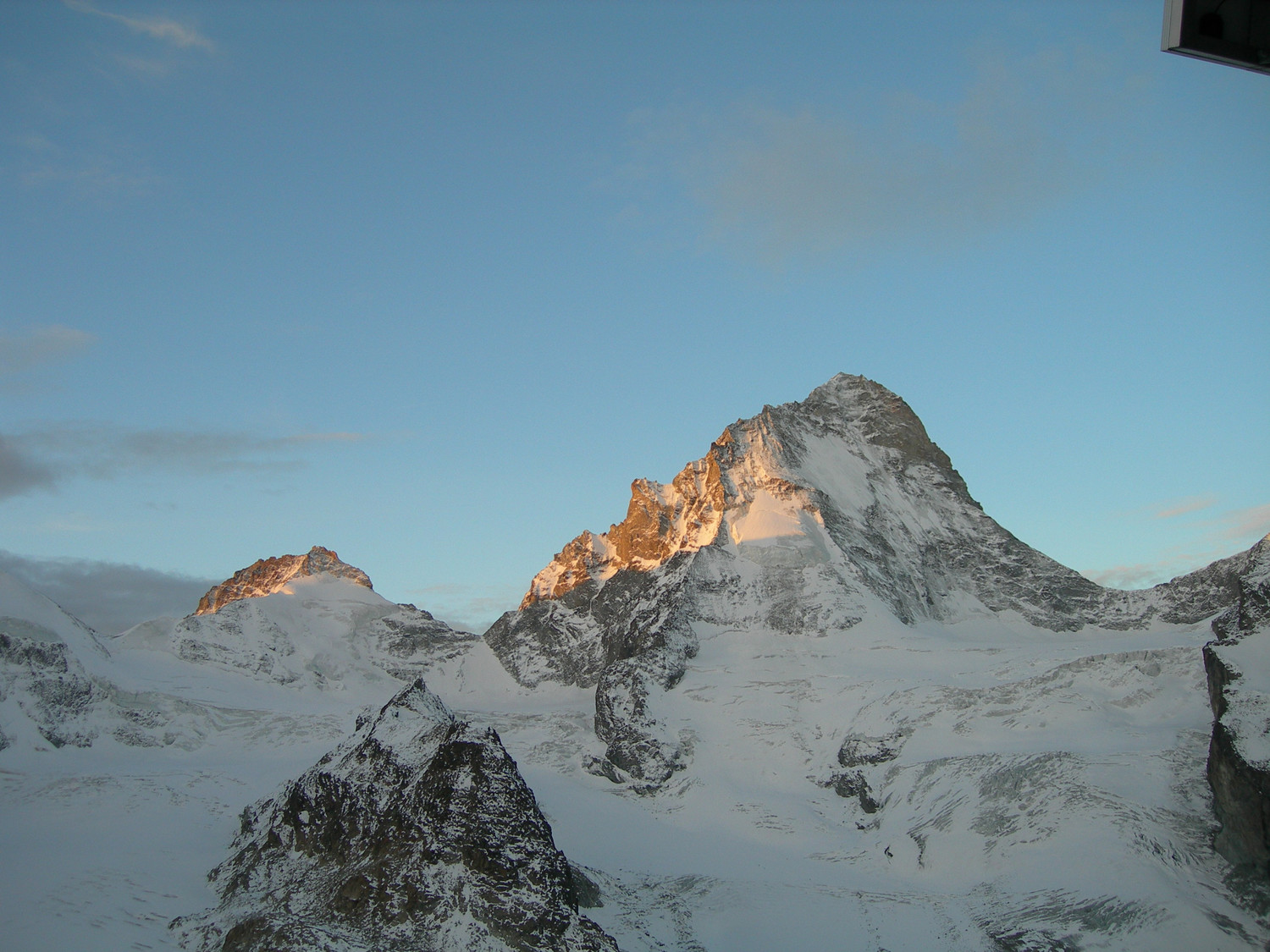 lever de soleil sur l'arête des Quatres ânes de la Dent Blanche