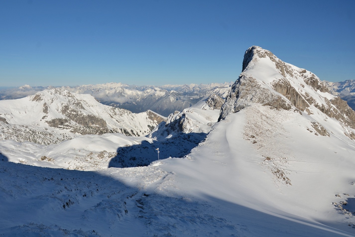 col sans nom 2250m, rochers de Chaudin, au fond Grande Jumelle 2215m et Grammont 2172m