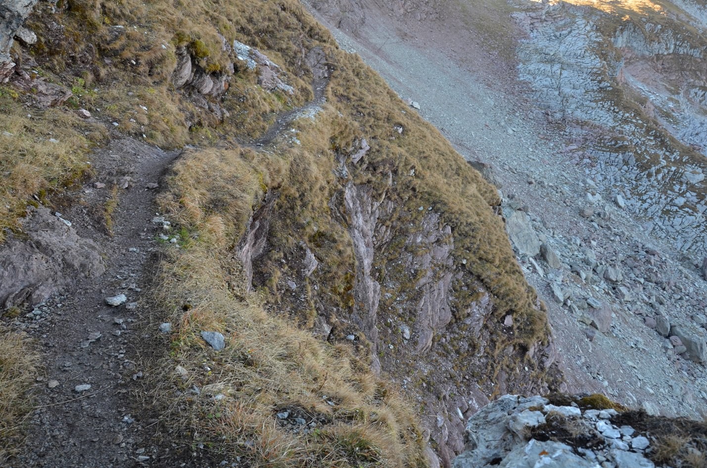 Section de sentier assez exposée avec barres rocheuses près du col 2250m