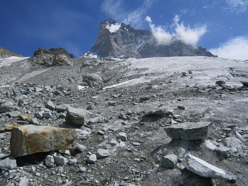 Marche d'approche sur le glacier par la langue droite