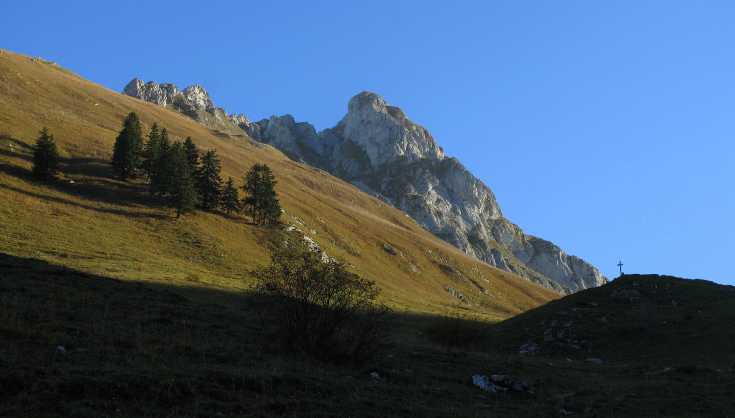 En sortant du brouillard, la Dent d'Oche est en vue