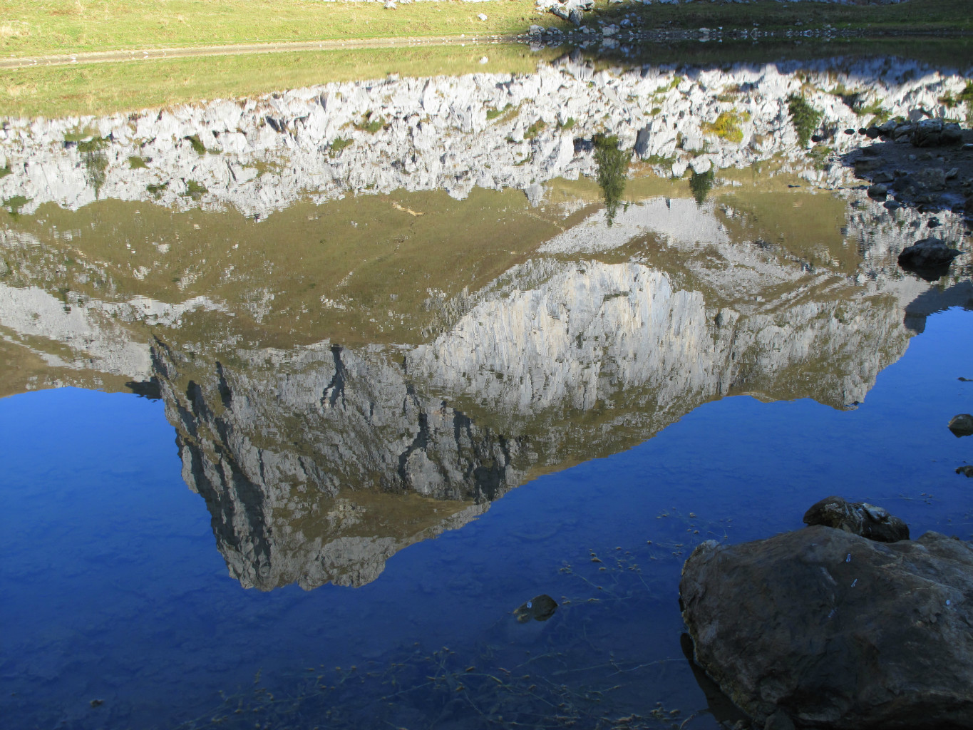 Reflet parfait dans le lac de la Case
