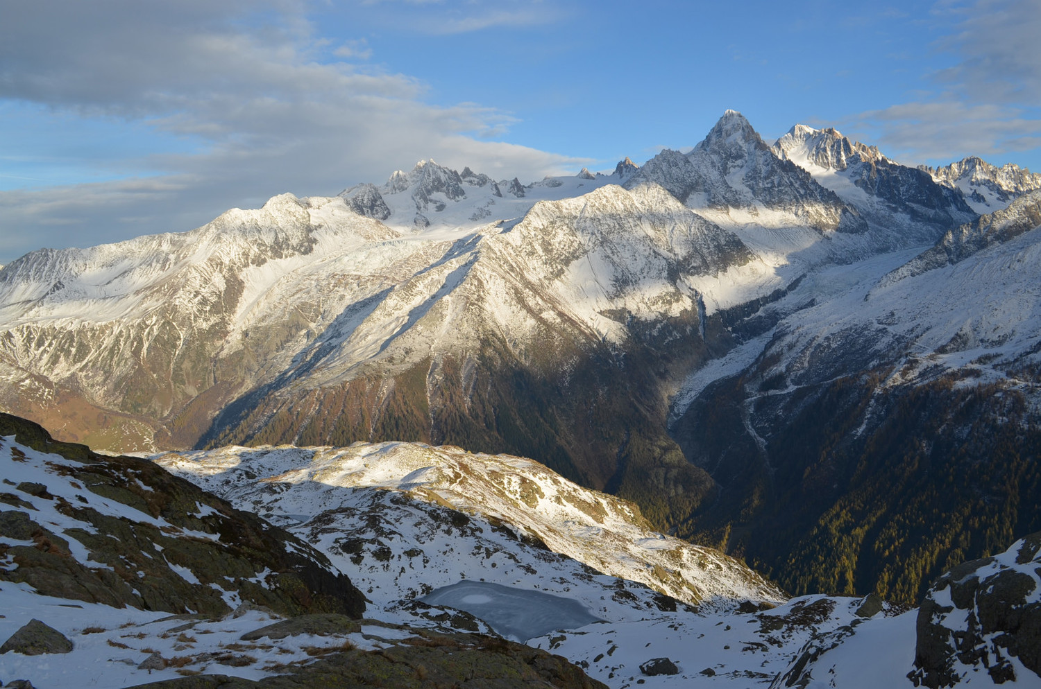 lac des Chéserys en contrebas - les Aiguilles du Tour, le Chardonnet, l'Aiguille d'Argentière