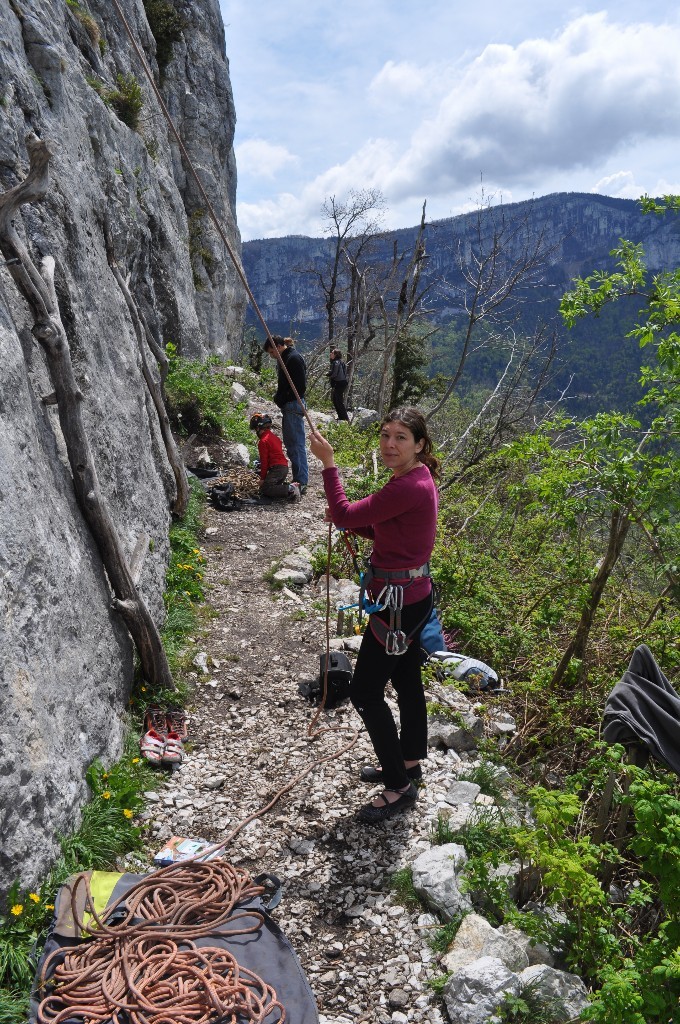 Karin sur le petit chemin d'assurage