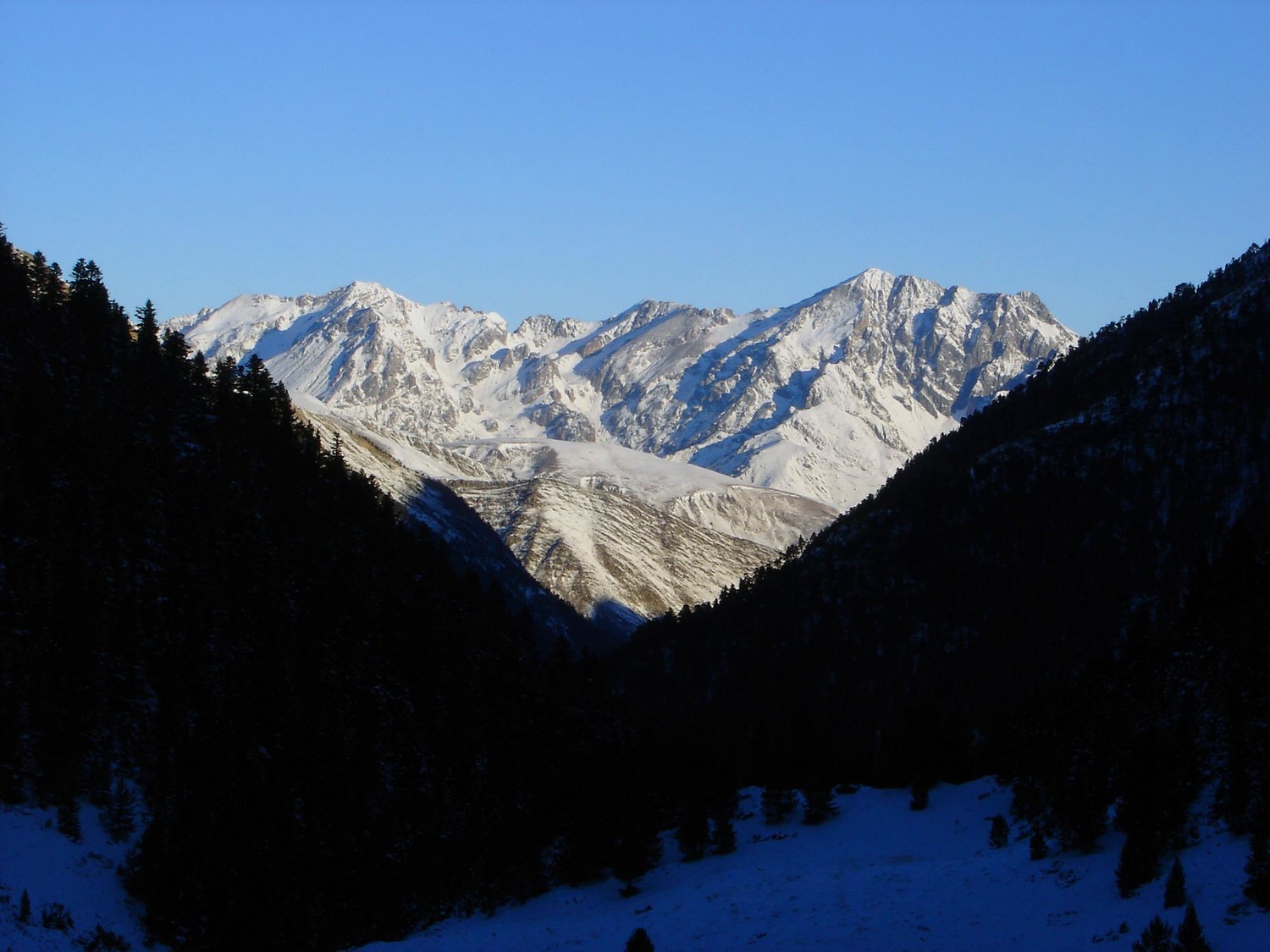 Belle vue en V sur l'Abizon, le Motfaucon et le Pic d'Aulon