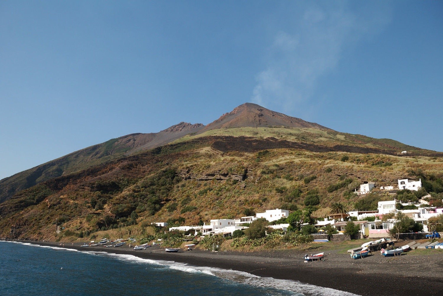 Arrivée à Stromboli - d'en bas le volcan paraît assoupi, mais il n'est sera rien !