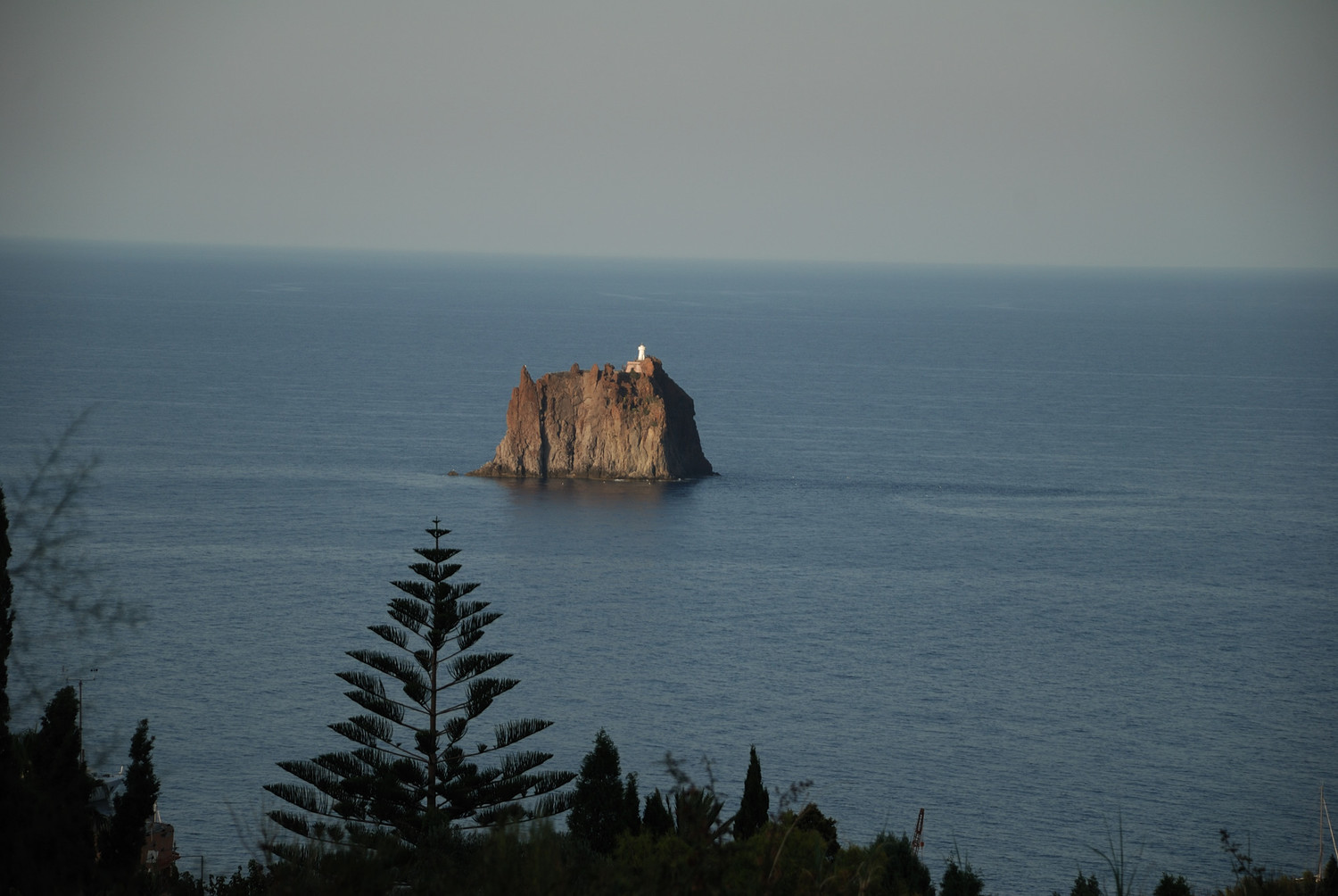 Îlot - phare de Strombolicchio, un reste de l'ancien volcan