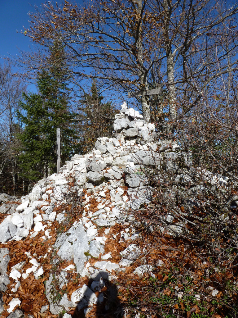 Mt Veyrier le cairn du sommet