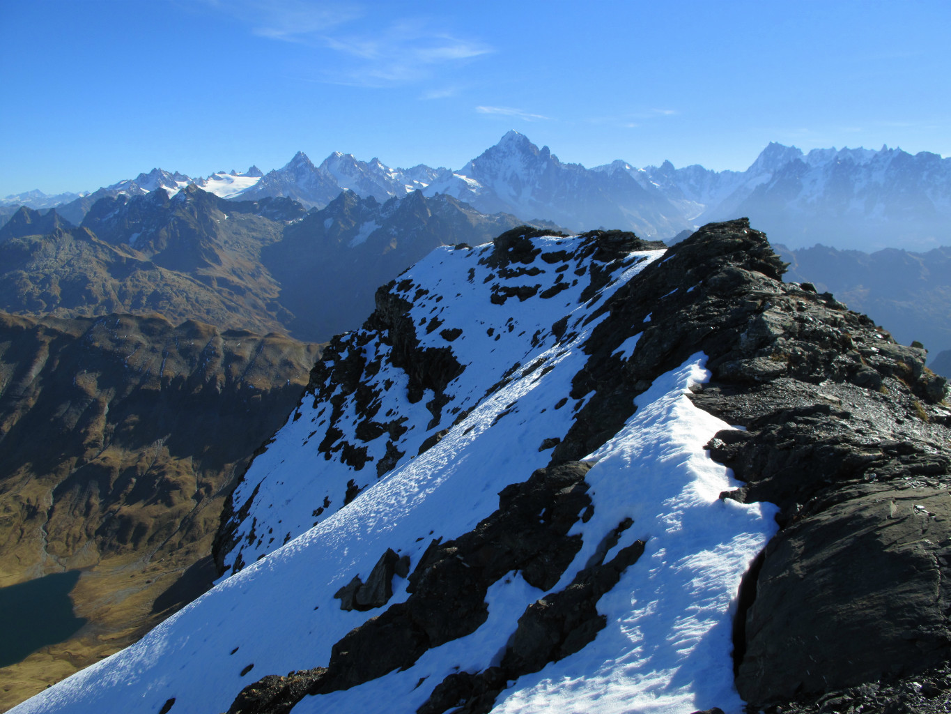Sur l'arête sommitale