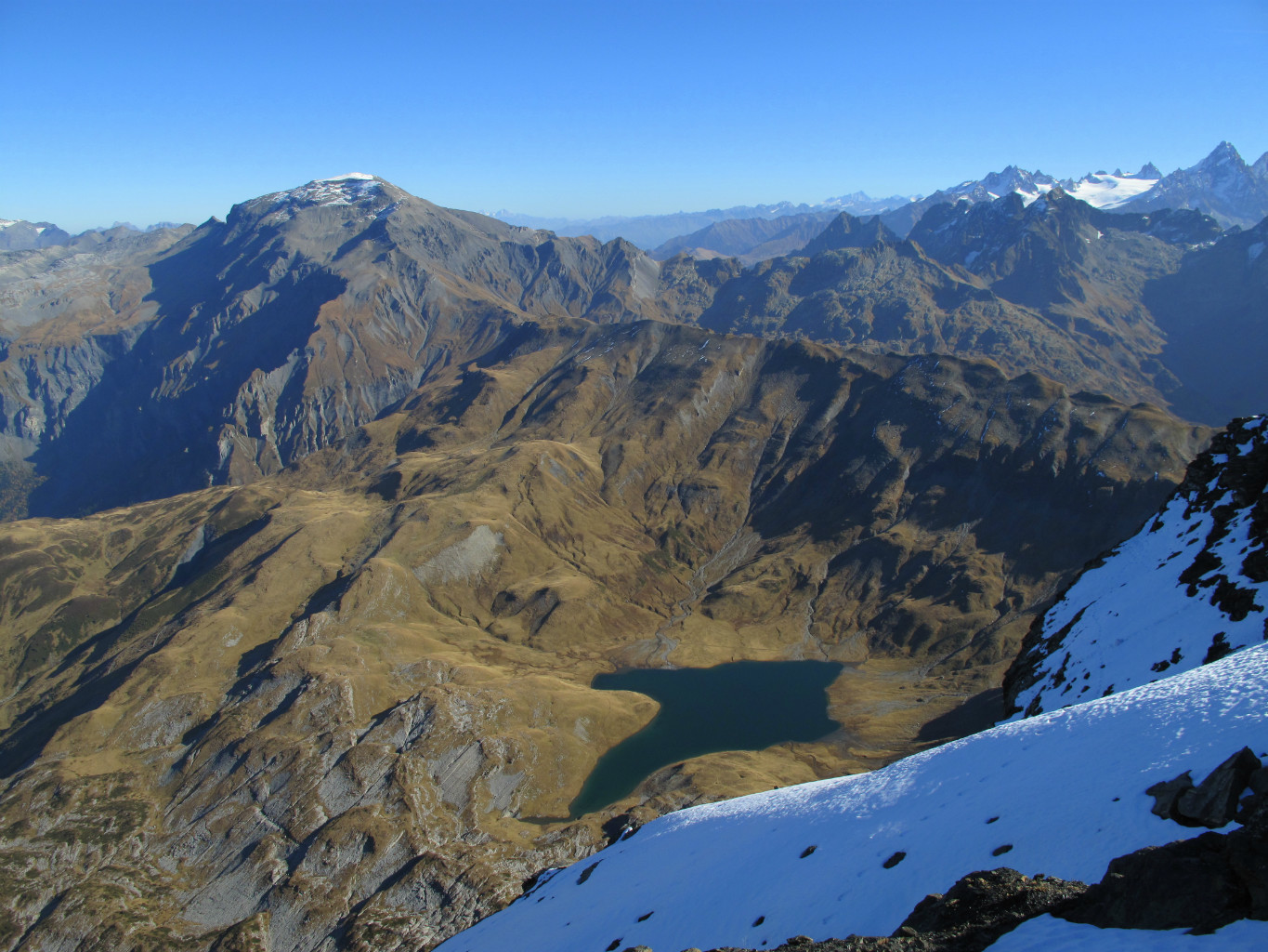 Plongée au-delà des Rochers des Fiz, directement dans le lac d'Anterne