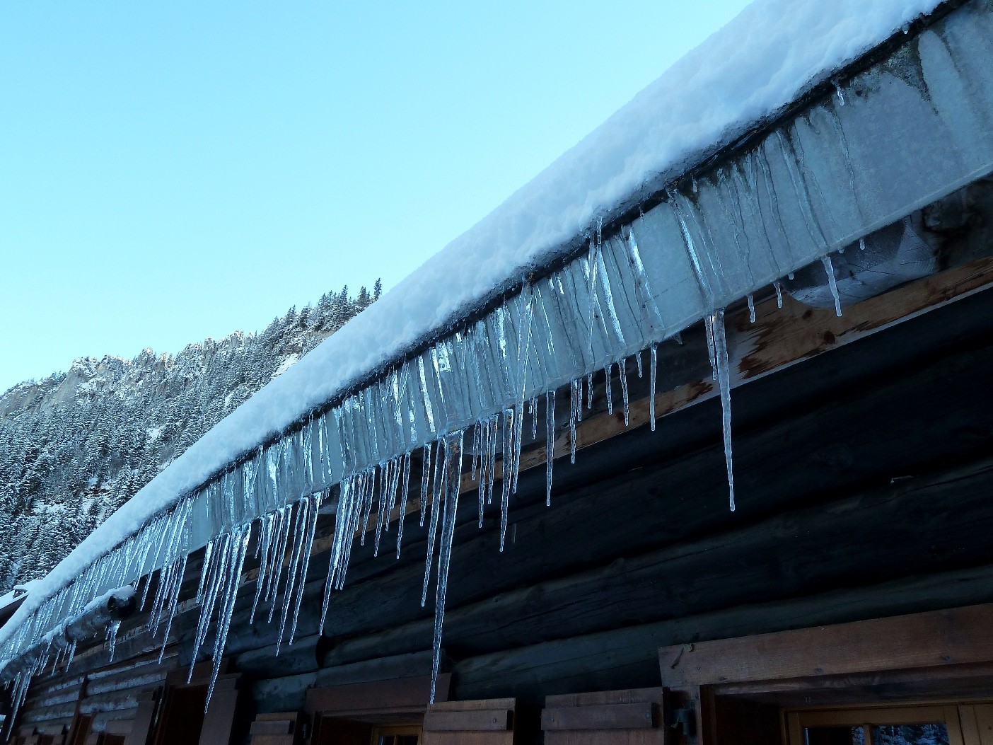 beaux premiers glaçons au bord d'un toit à Taney