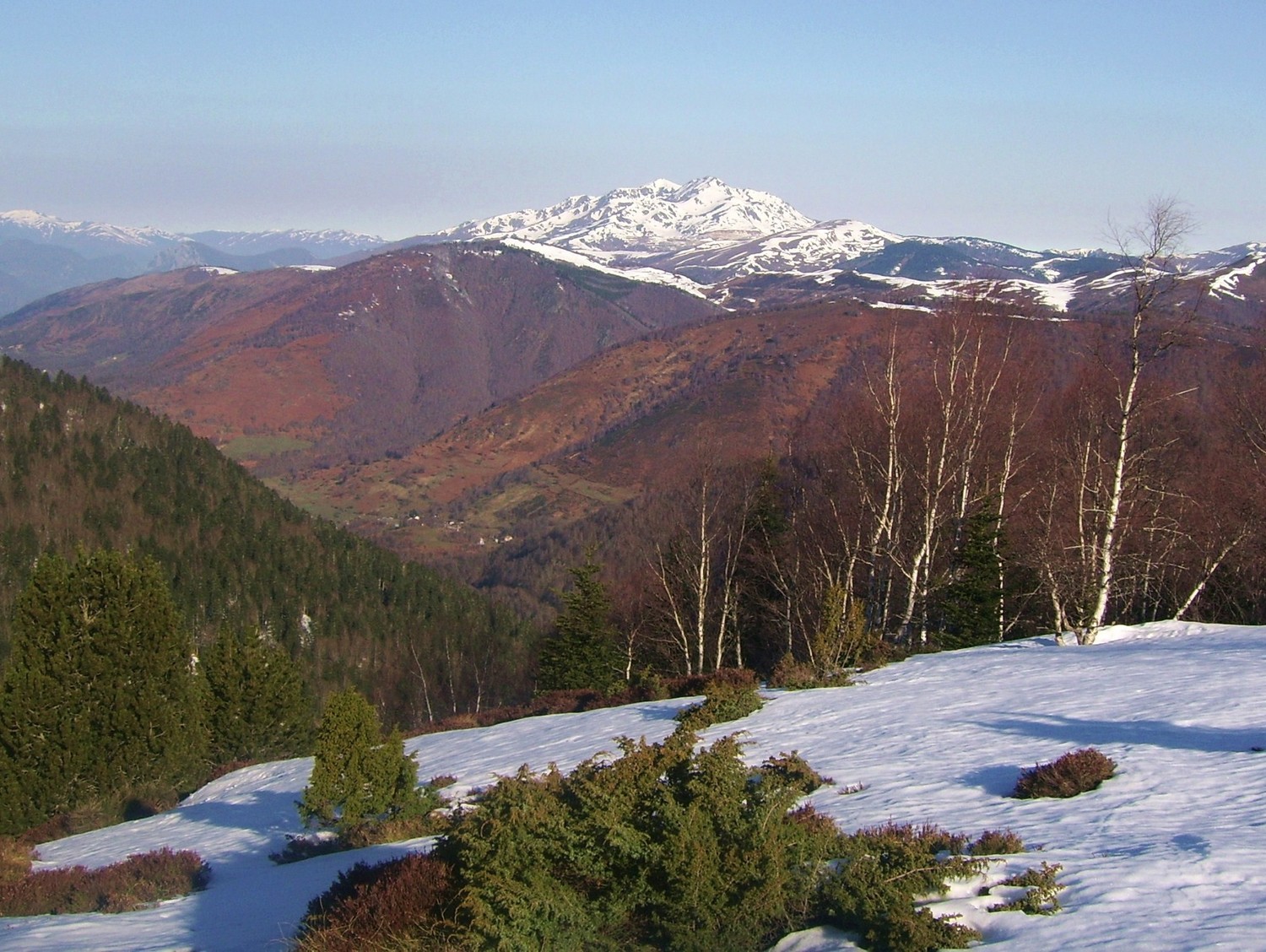 Vue au nord vers le massif de Tabe