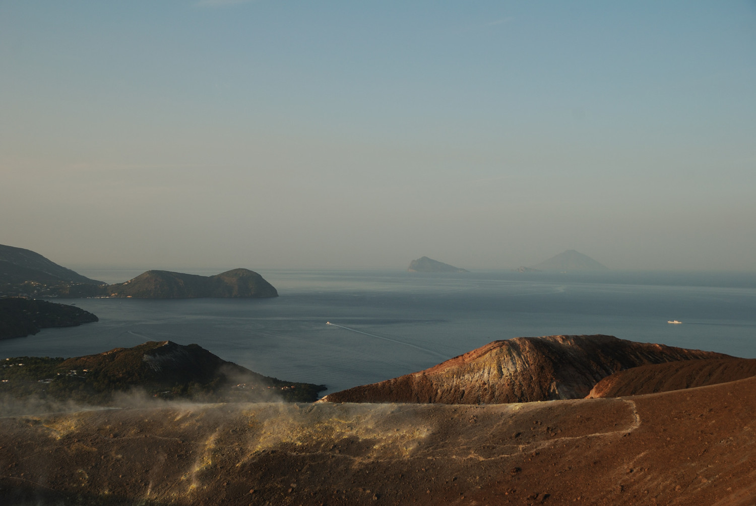 Coupe d'oeil vers le N, on devine Stromboli à l'horizon.