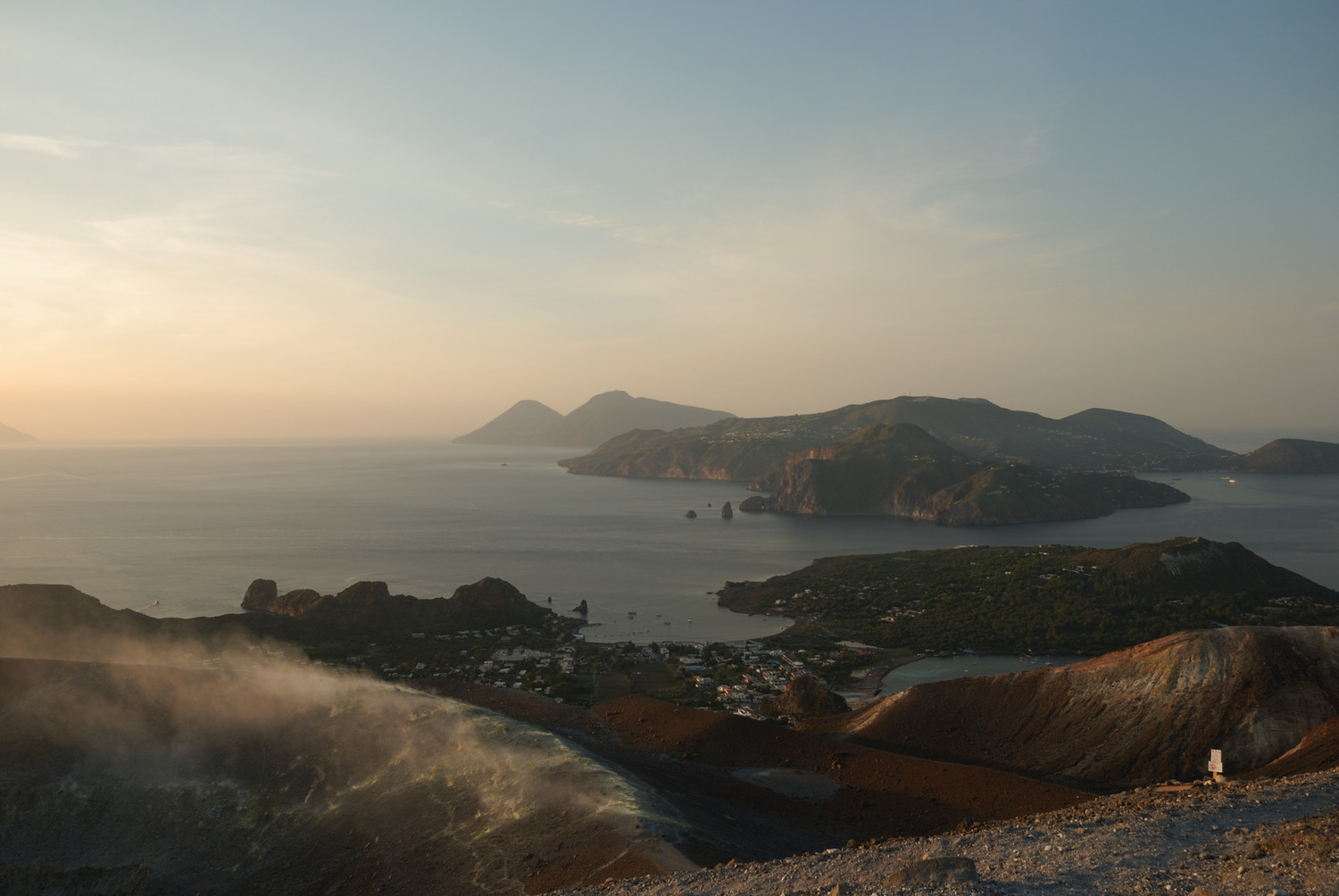 Du sommet de Vulcano, vue en direction de Lipari et Salina