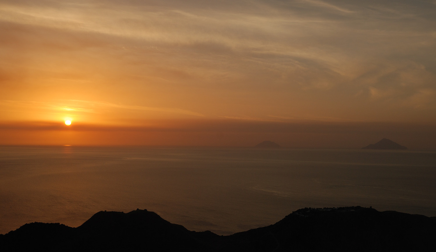Sur le chemin du retour de Vulcano...au fond Alicudi et Filicudi