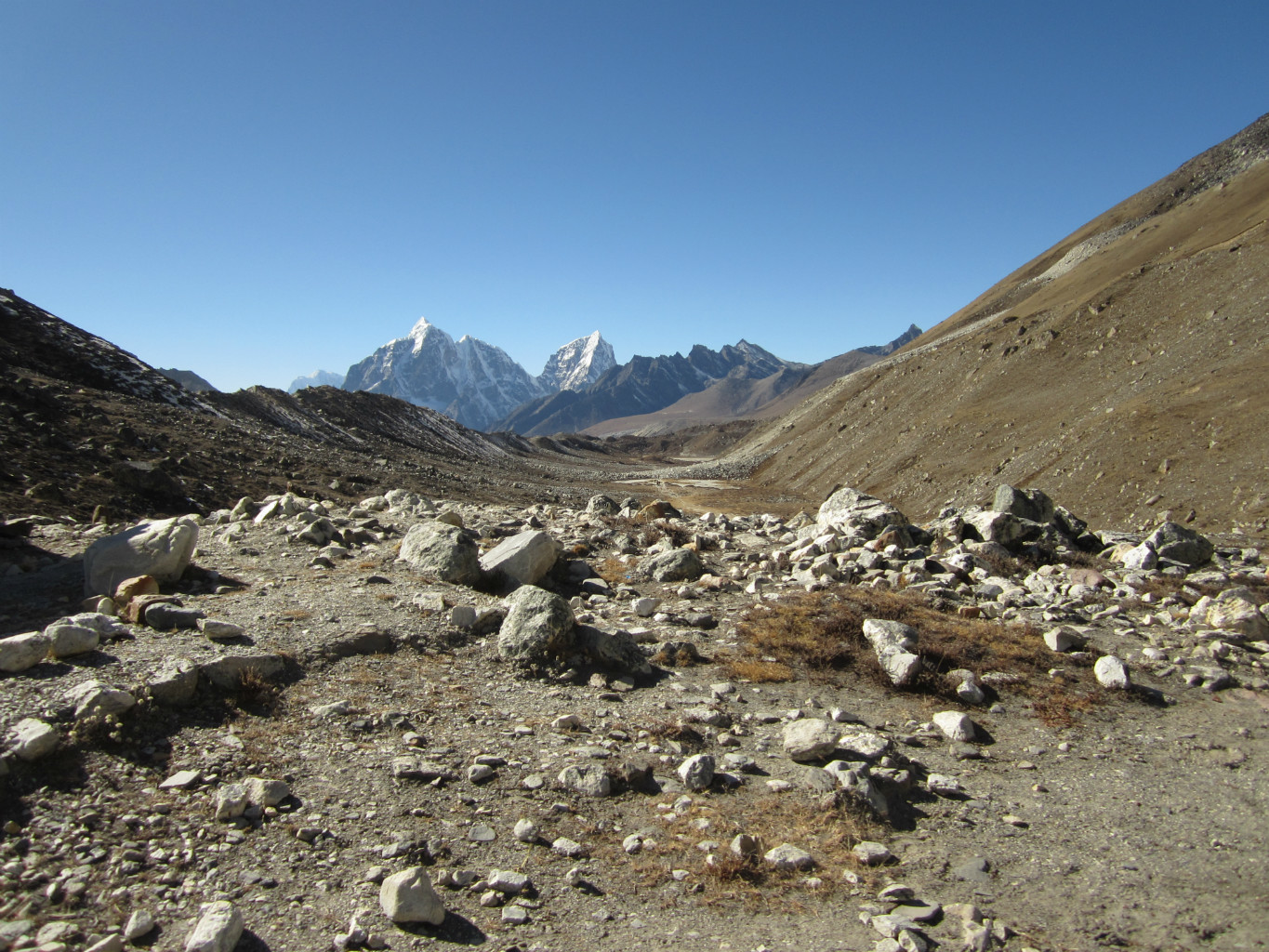 Vue vers Chhukung depuis le camp de base