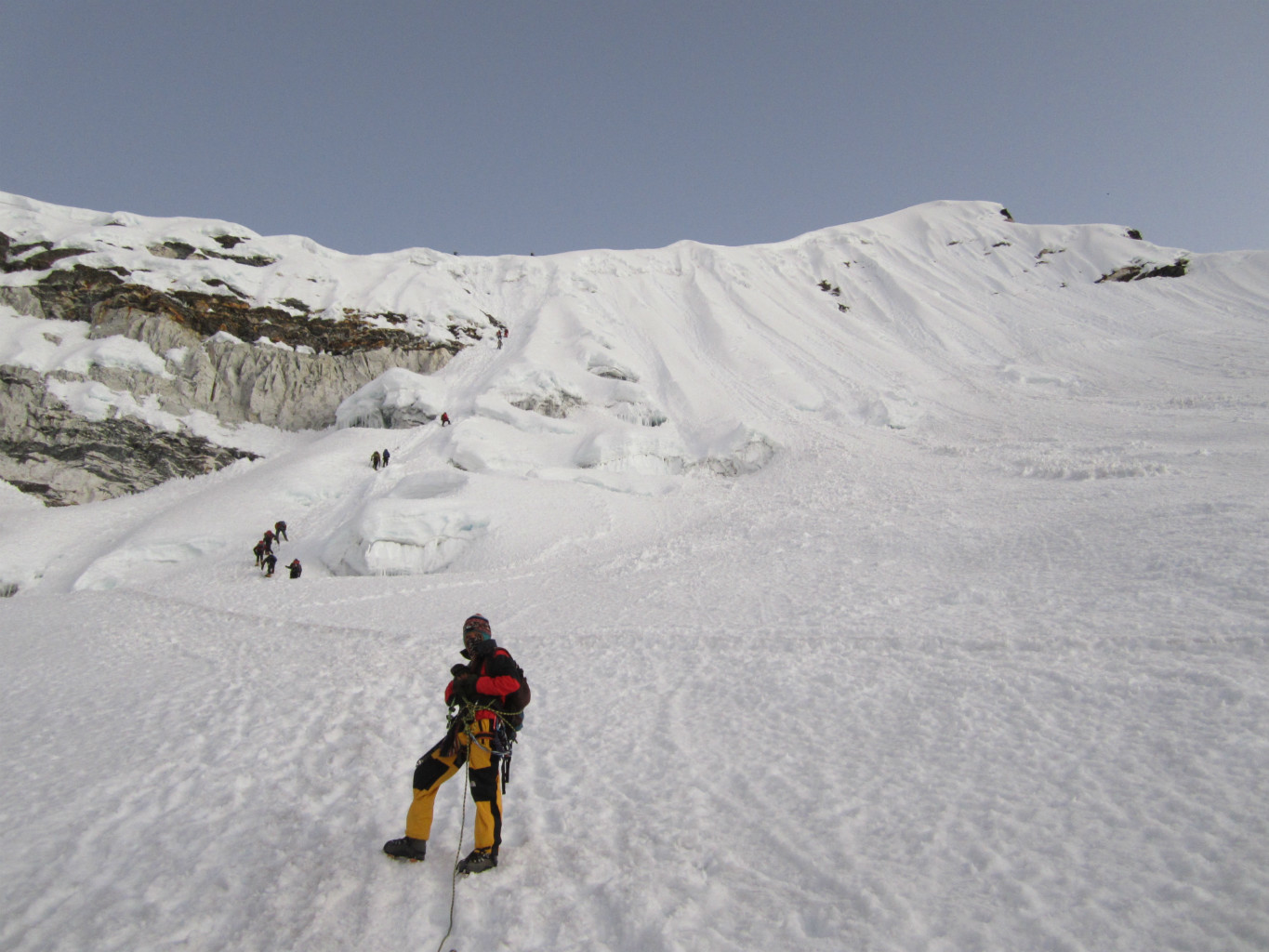 Devant la pente et l'arête sommitale