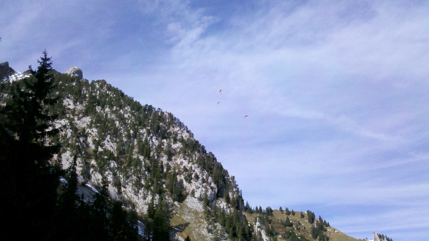 Trois parapentistes