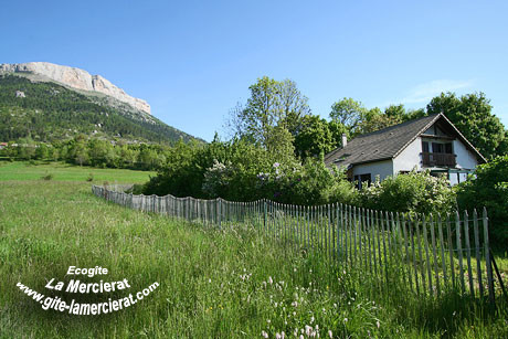 Le gîte et la falaise de Céüse