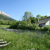 Le gîte et la falaise de Céüse