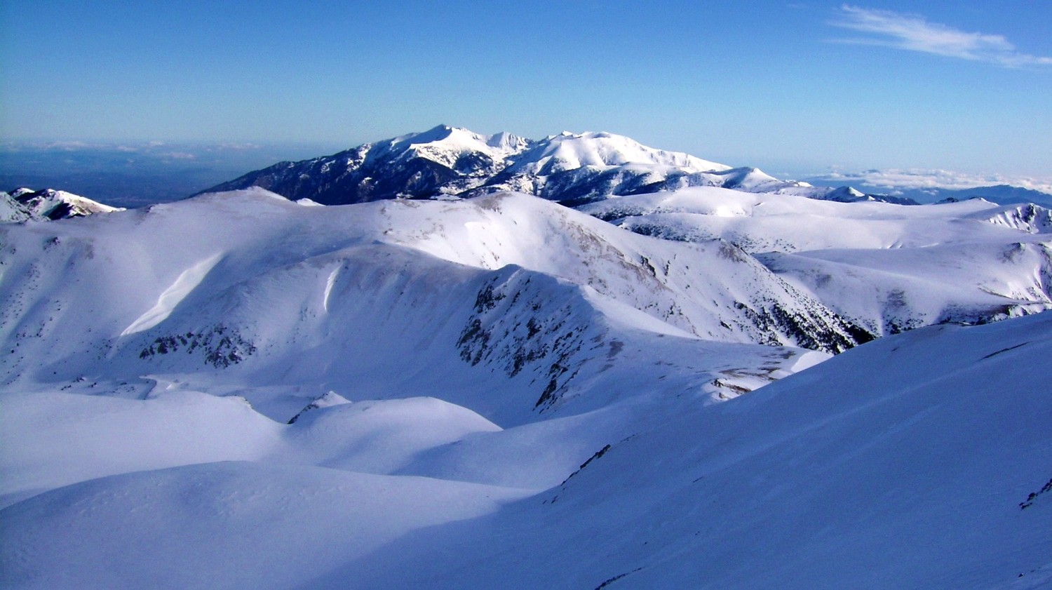 Vue vers le massif du Canigou, dernier rempart avant la Méditerranée