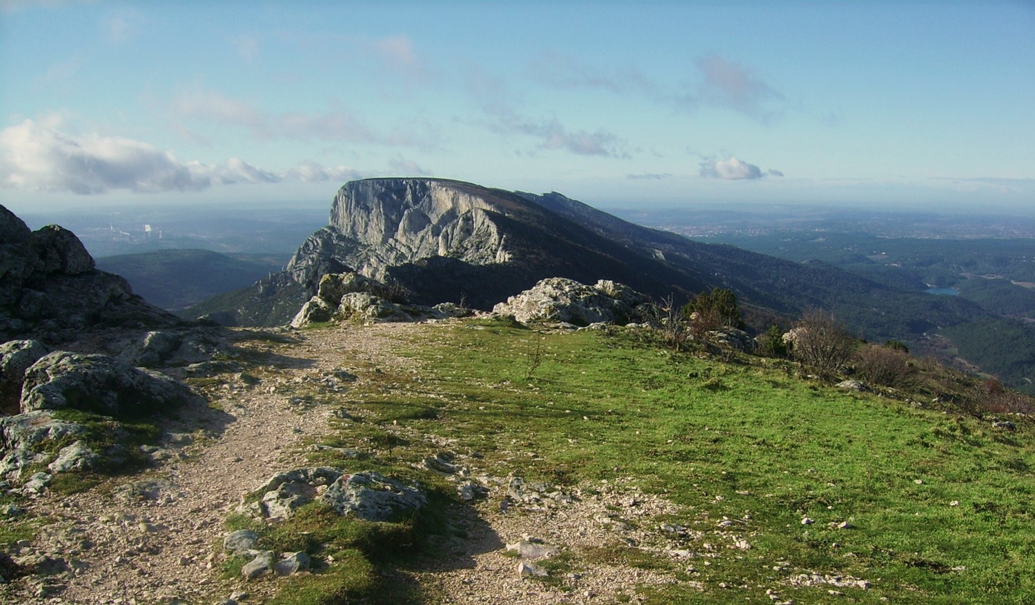 Au sommet du Pic des Mouches, vue sur l'ensemble de la Sainte-Victoire