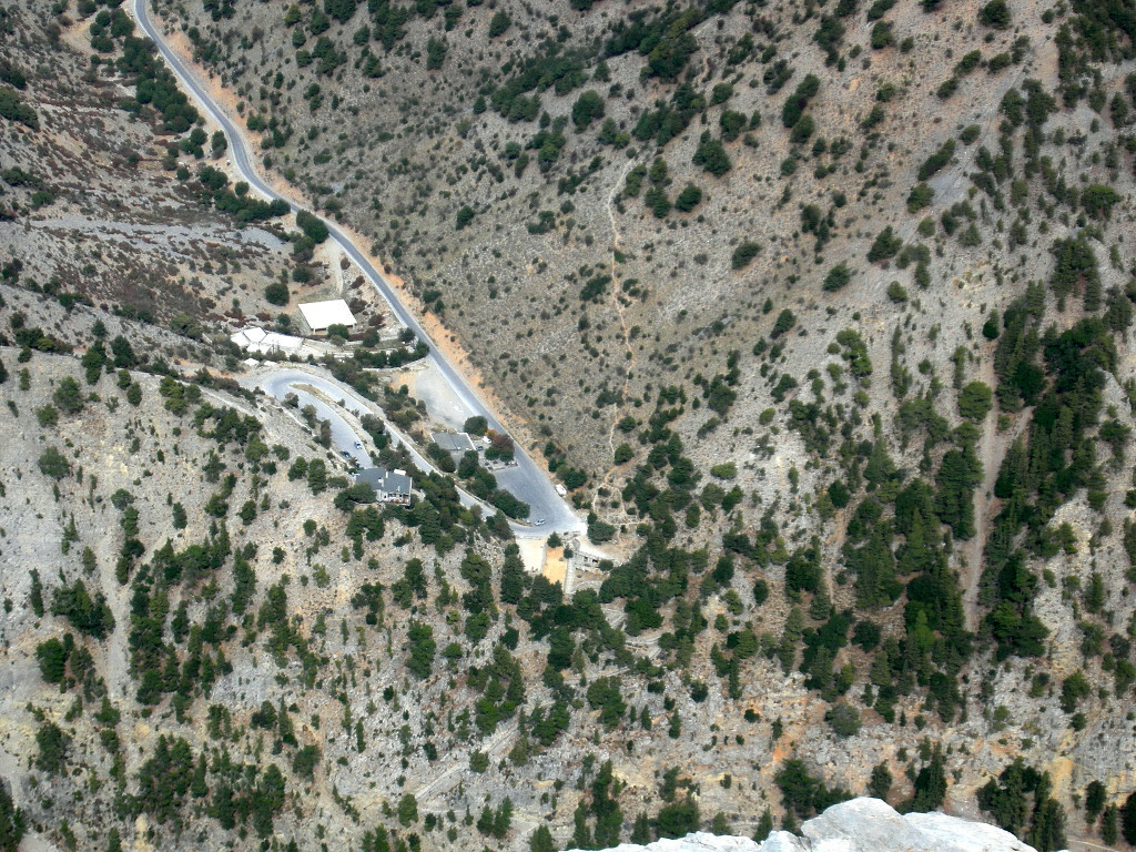 vue plongeante depuis le sommet vers Xyloskalo