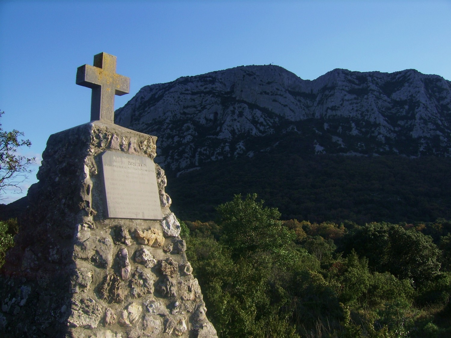 Stèle au pied de la face nord