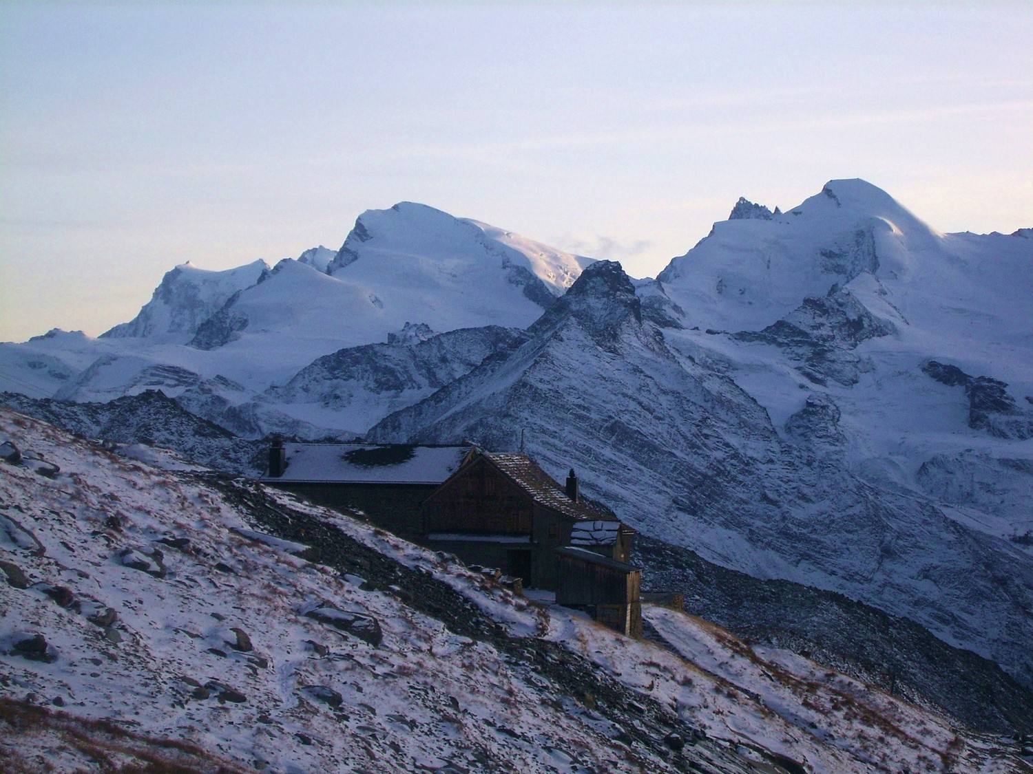 La Weissmieshütte, devant Strahlhorn et Allalinhorn