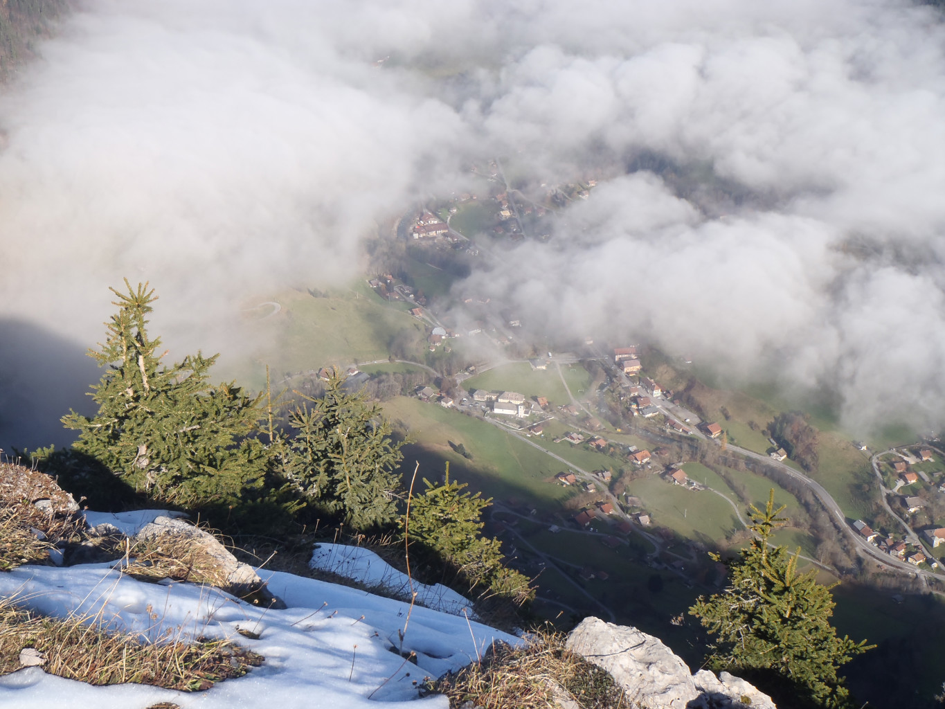Entremont apparaît sous le brouillard