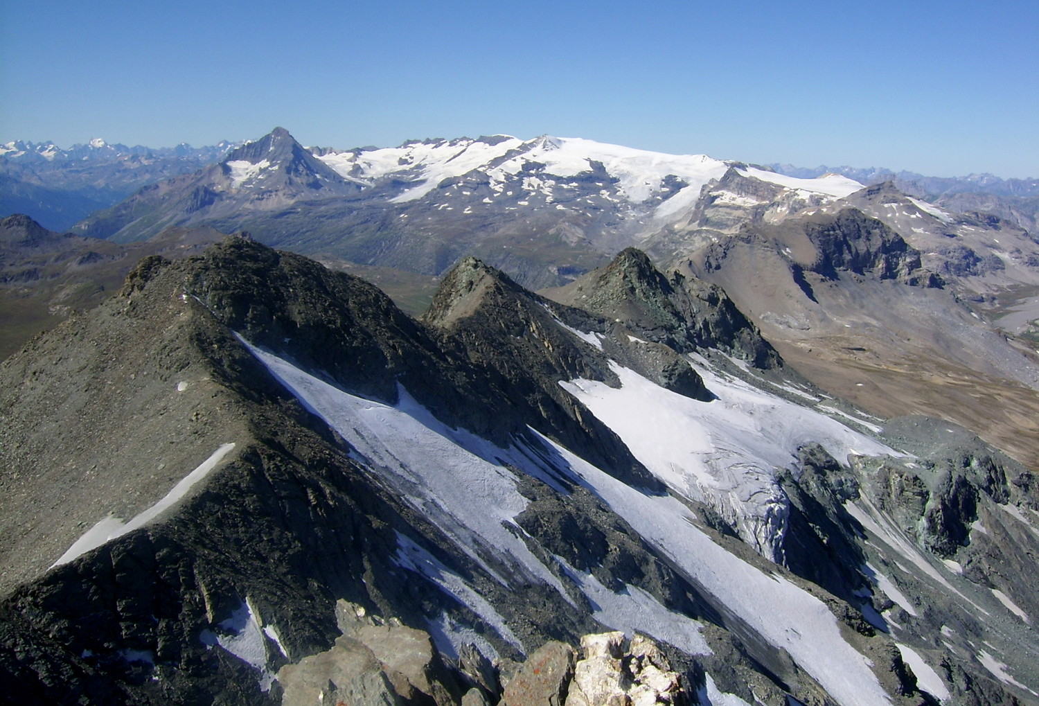 Depuis le sommet, vue vers les glaciers de la Vanoise