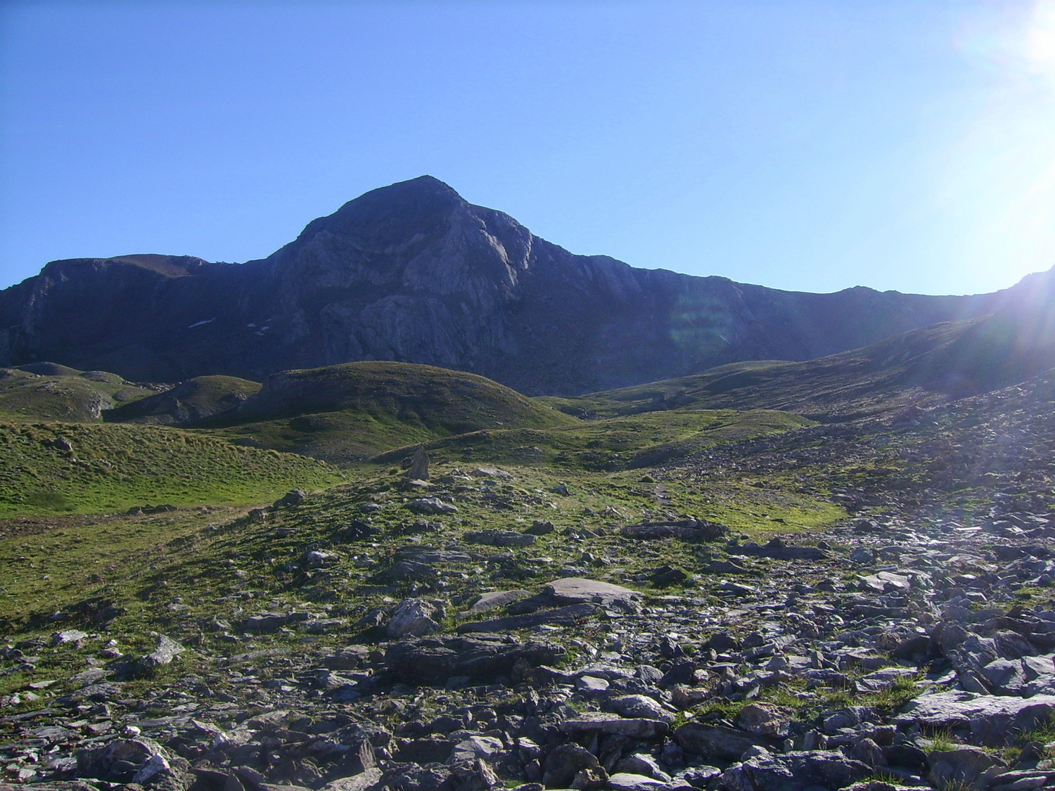 Dans le vallon de Rubren, le sommet est droit devant
