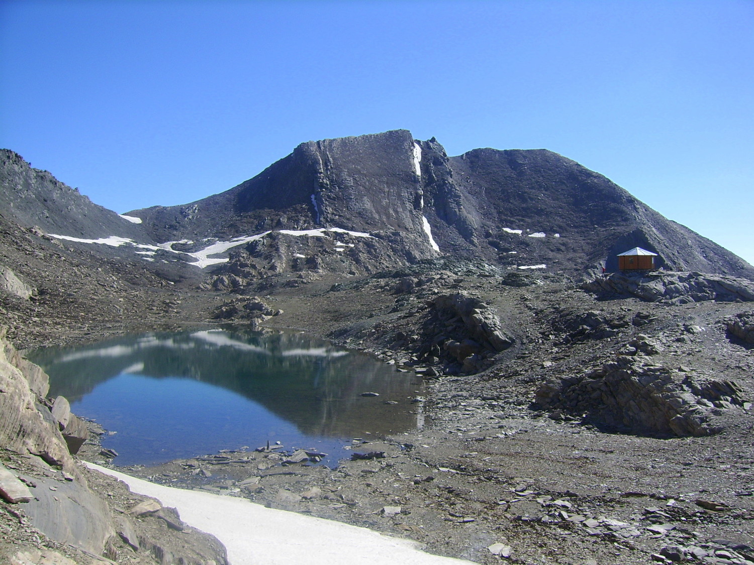 Lac et bivouac de Mongioia, devant le Mont de Salsa