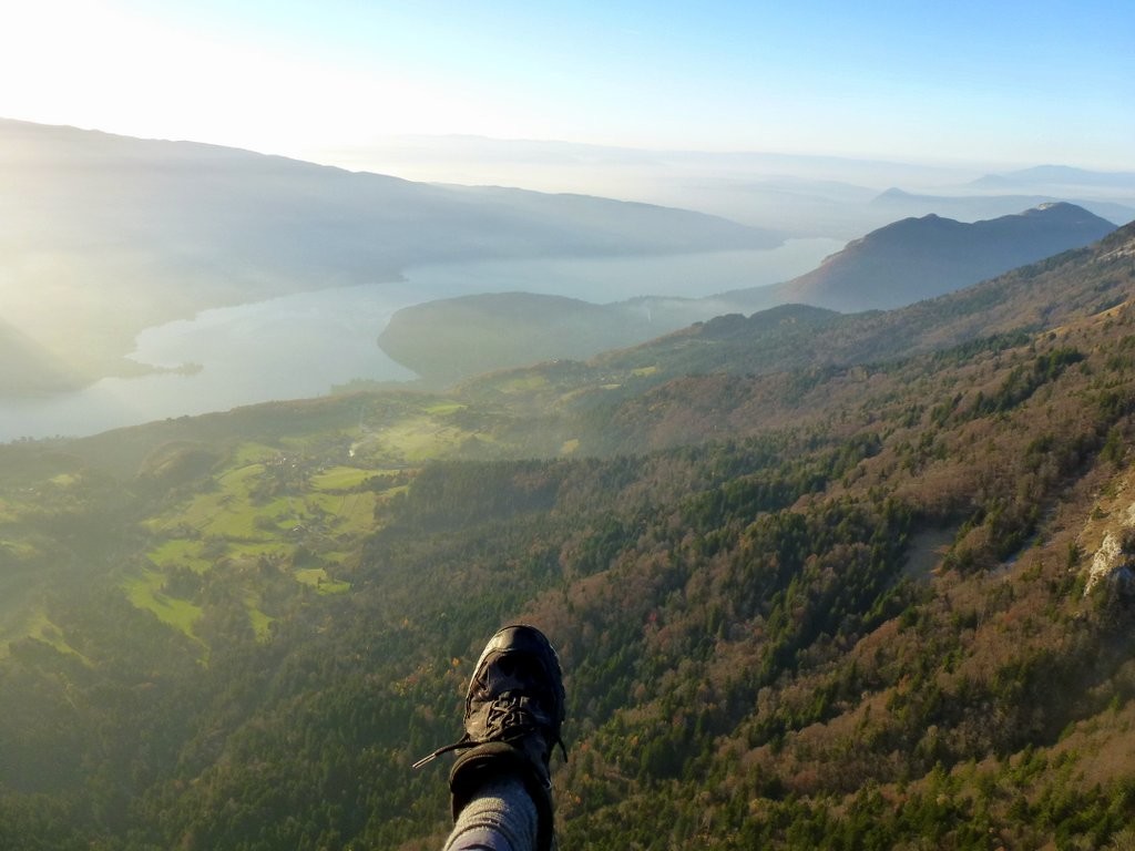 Lac d'Annecy dans la brume