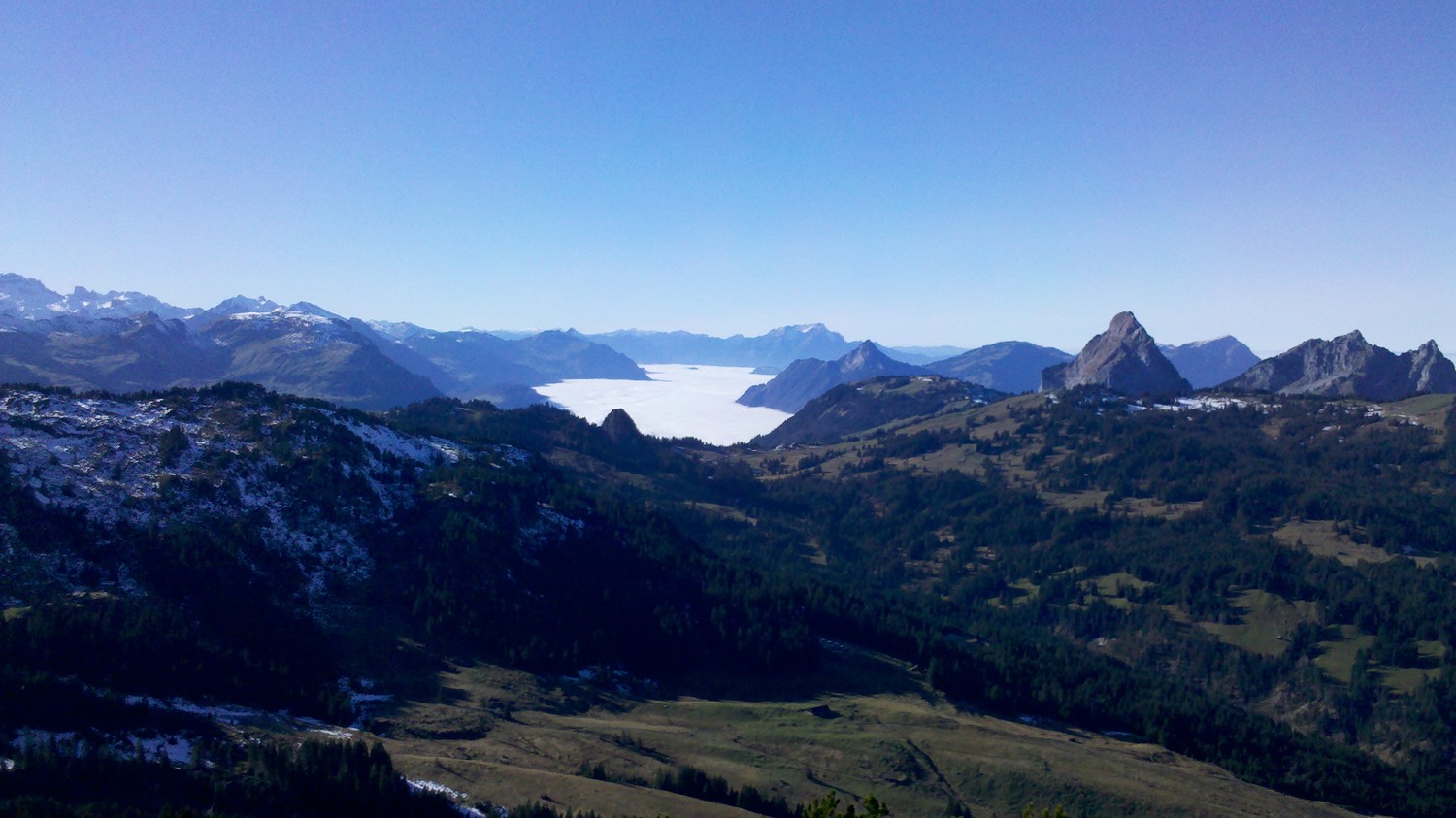 Les Mythen et le stratus au-dessus du lac des 4 cantons