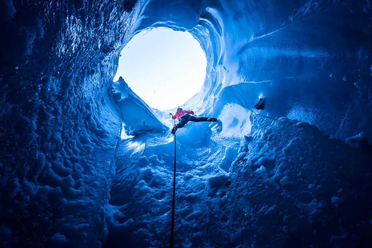 Michka dans un moulin de la mer de glace.