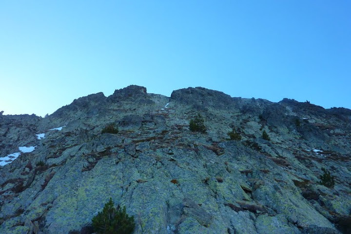 Depuis le col 2453, les pentes sommitales et la zone de faiblesse de la barre