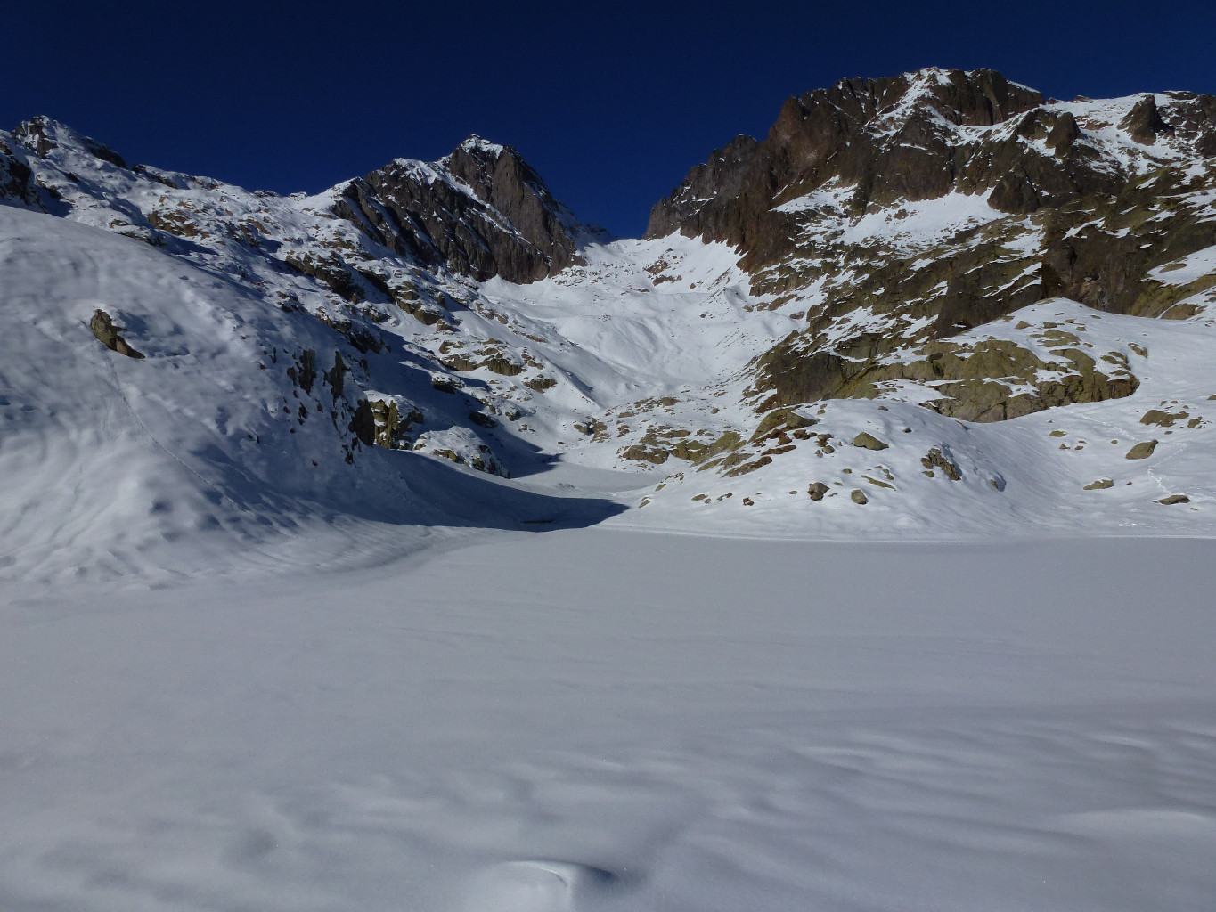 Tout va bien le Lac Blanc est bien blanc. Le col du Belvédère plein centre