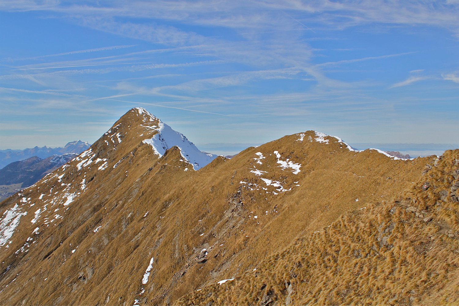 Le sentier le long de la ligne et le déco du Chaussy juste après le col du point 2308.