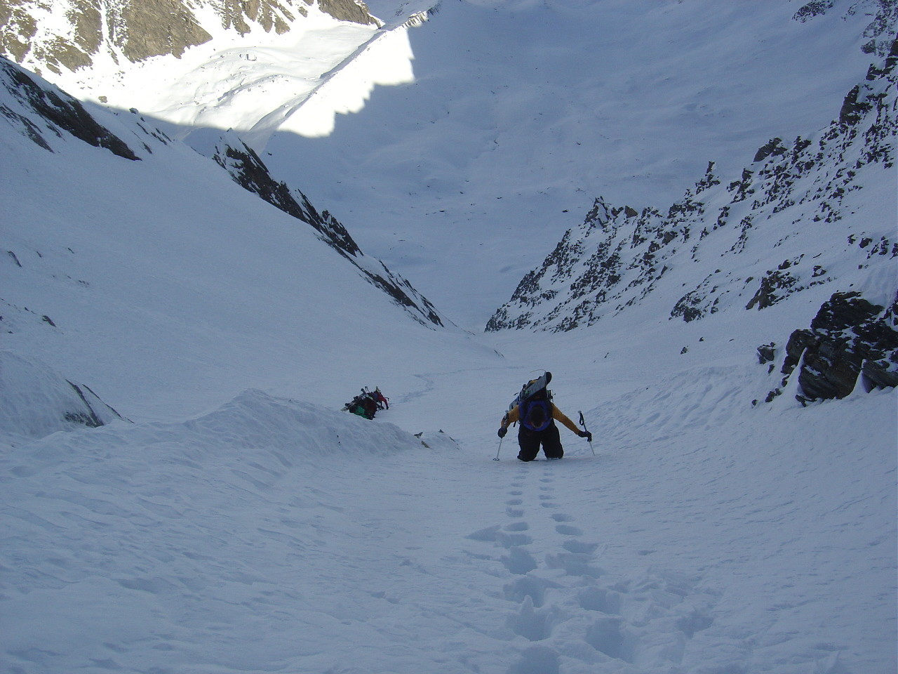 L'inconvénient d'un bon enneigement... ça enfonce profond dans le couloir de droite.