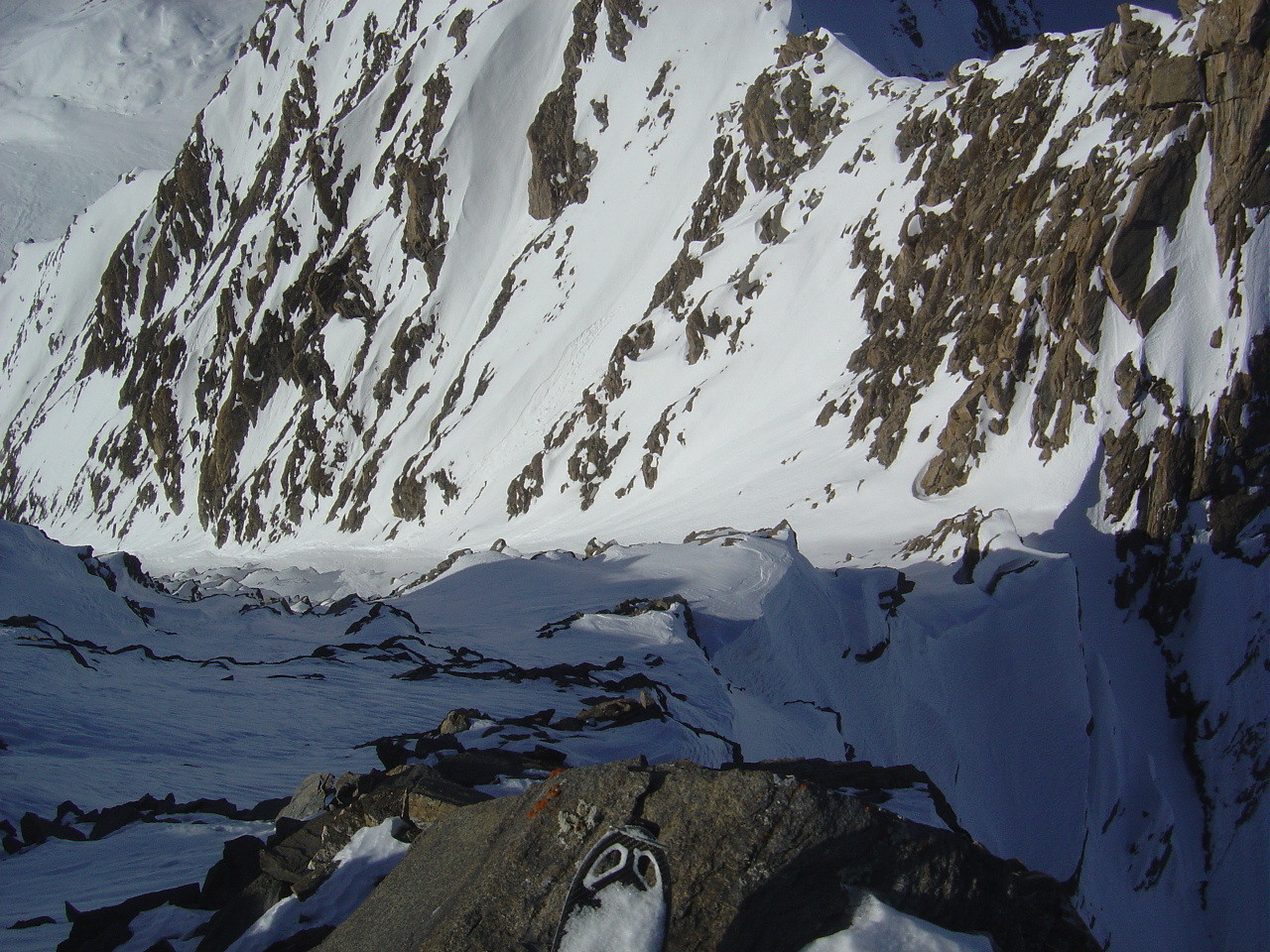 Vue plongeante du sommet sur l'arête NW et le couloir W, au soleil, à gauche