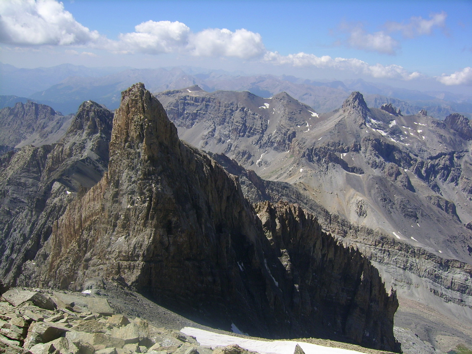 Depuis le sommet, vue sur l'impressionnant pic sud