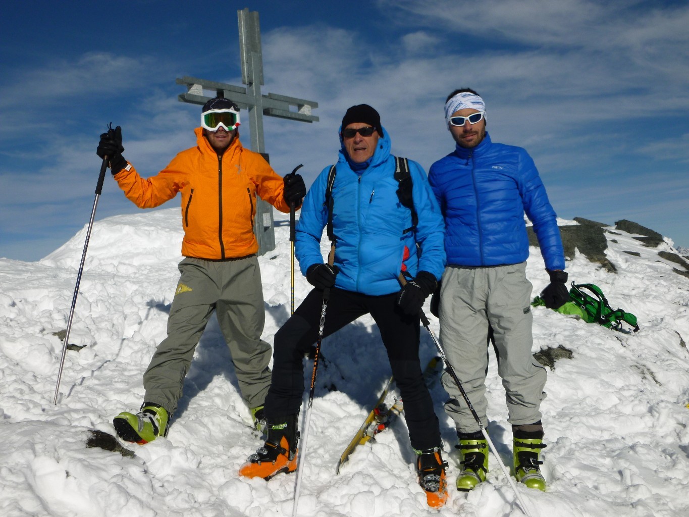 Noi 3 in vetta, prima volta che vedo la croce, poca neve.