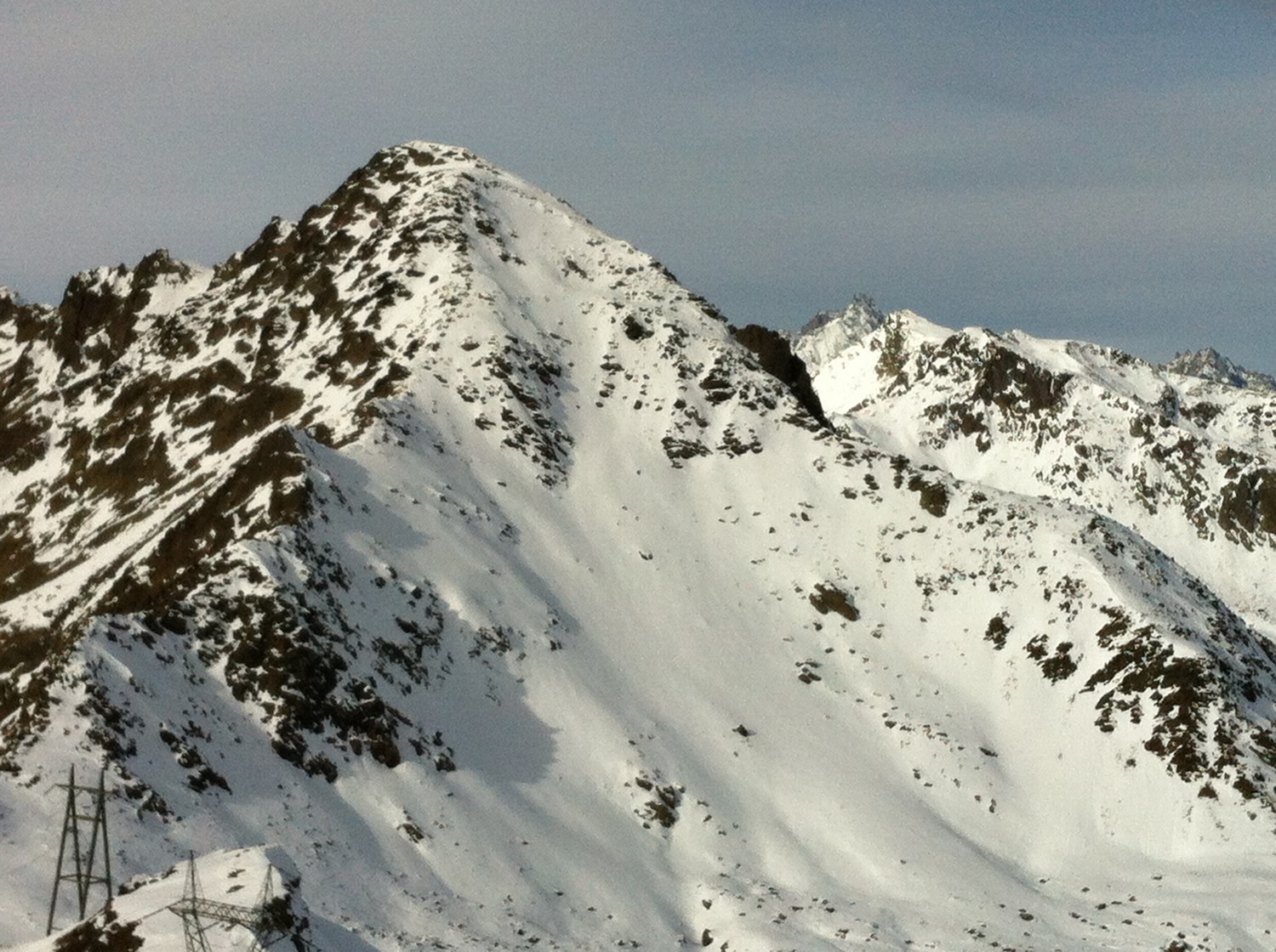 Du sommet, la face E du Mont Mort, skiée le 16 juin dernier..