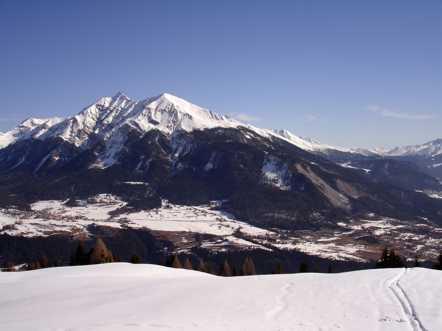 Il Piz Linard 2768 m la cento e il Lenzer Horn 2906 m a sx, visti dai prati sopra Mon 1231 m.