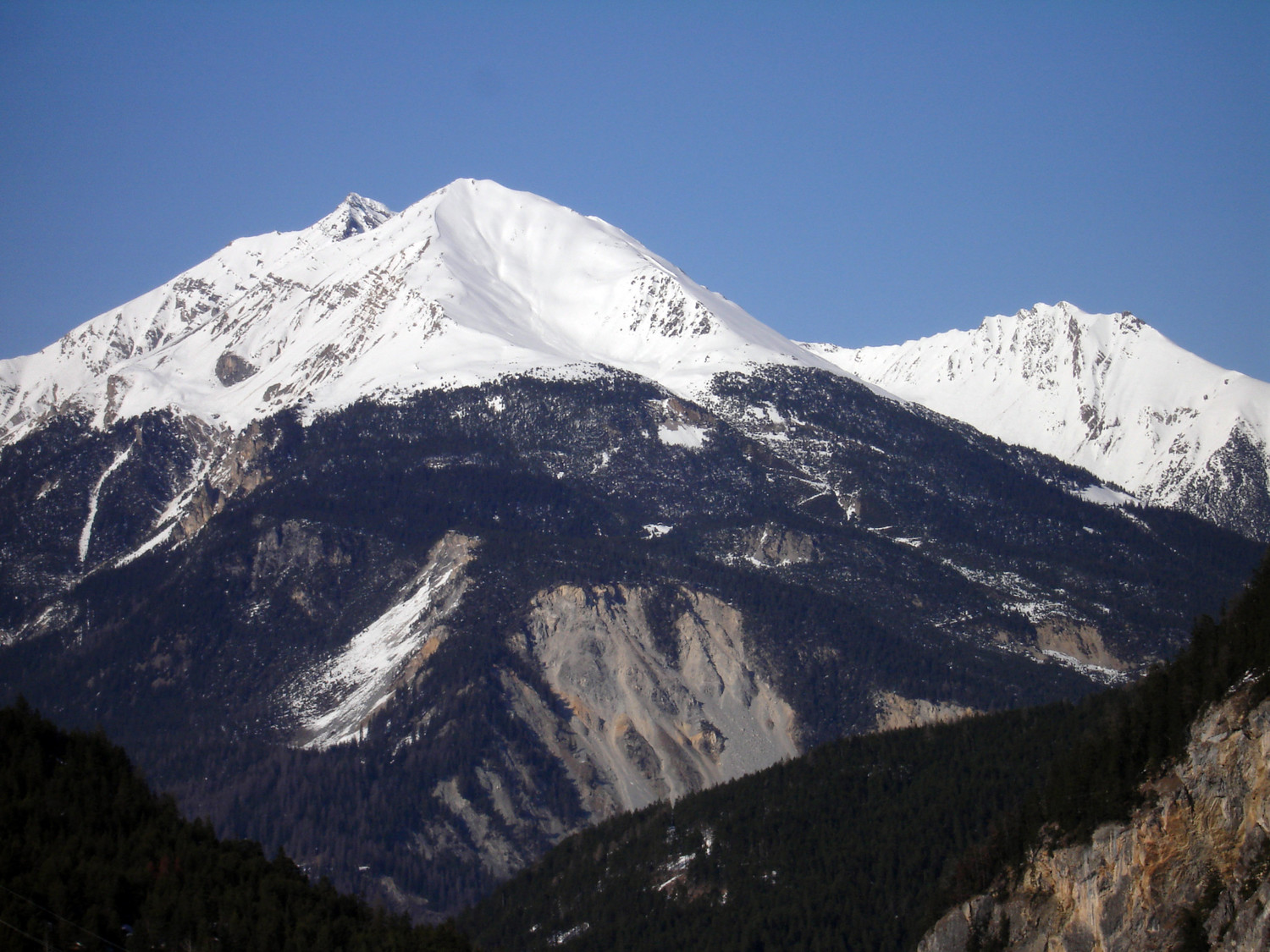 Il Piz Linard 2768 m, visto dalla strada che da Mon porta a Salouf.