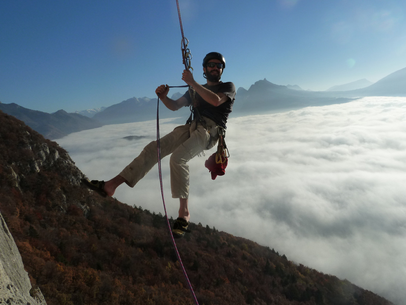Rappel au dessus de la mer de nuage
