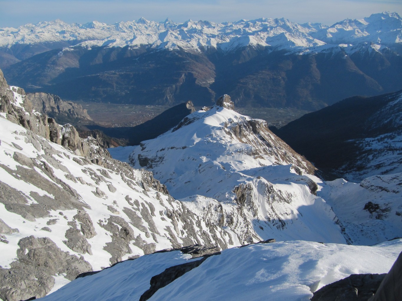 les pentes de descente en face S + panorama Valais, vue depuis le sommet