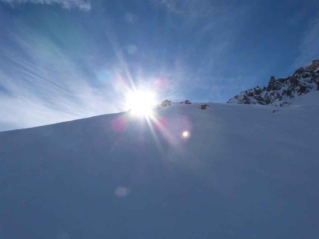 Le col est derrière